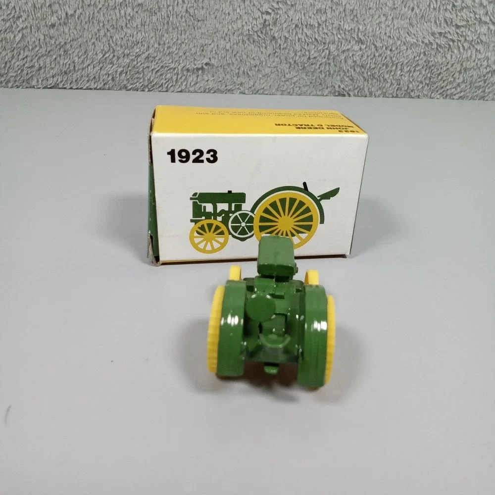 John Deere 1923 Model D Tractor Ertl Die-cast Miniature No. 563 with Box Green